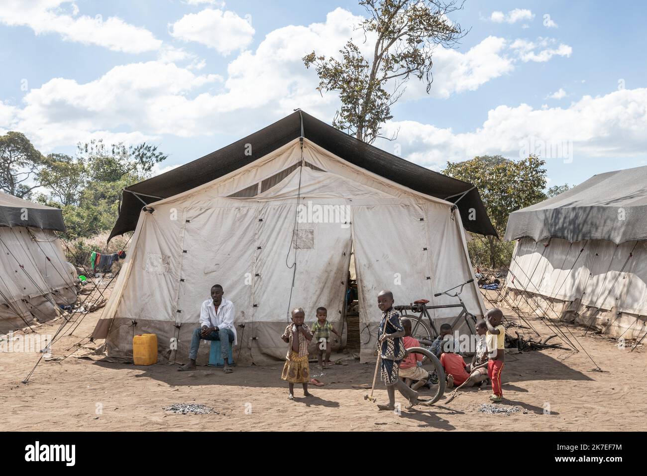 ©Chris Huby / le Pictorium/MAXPPP - Chris Huby / le Pictorium - 29/6/2021 - Mozambique / Cabo Delgado / Mueda - Mozambique / Cabo Delgado / quartier Mueda / Camp de reolcation Eduardo Mondlane / les centaines de deplaces sont installées ici sur ce terrain alloue par le gouvernement. Le camp est le pré mais s'organise grâce aux différentes ONG. / 29/6/2021 - Mozambique / Cabo Delgado / Mueda - Mozambique / Cabo Delgado / Mueda district / Eduardo Mondlane règlement / des centaines de personnes déplacées sont installés ici sur ce terrain alloué par le gouvernement. Le camp est précaire mais il est orga Banque D'Images