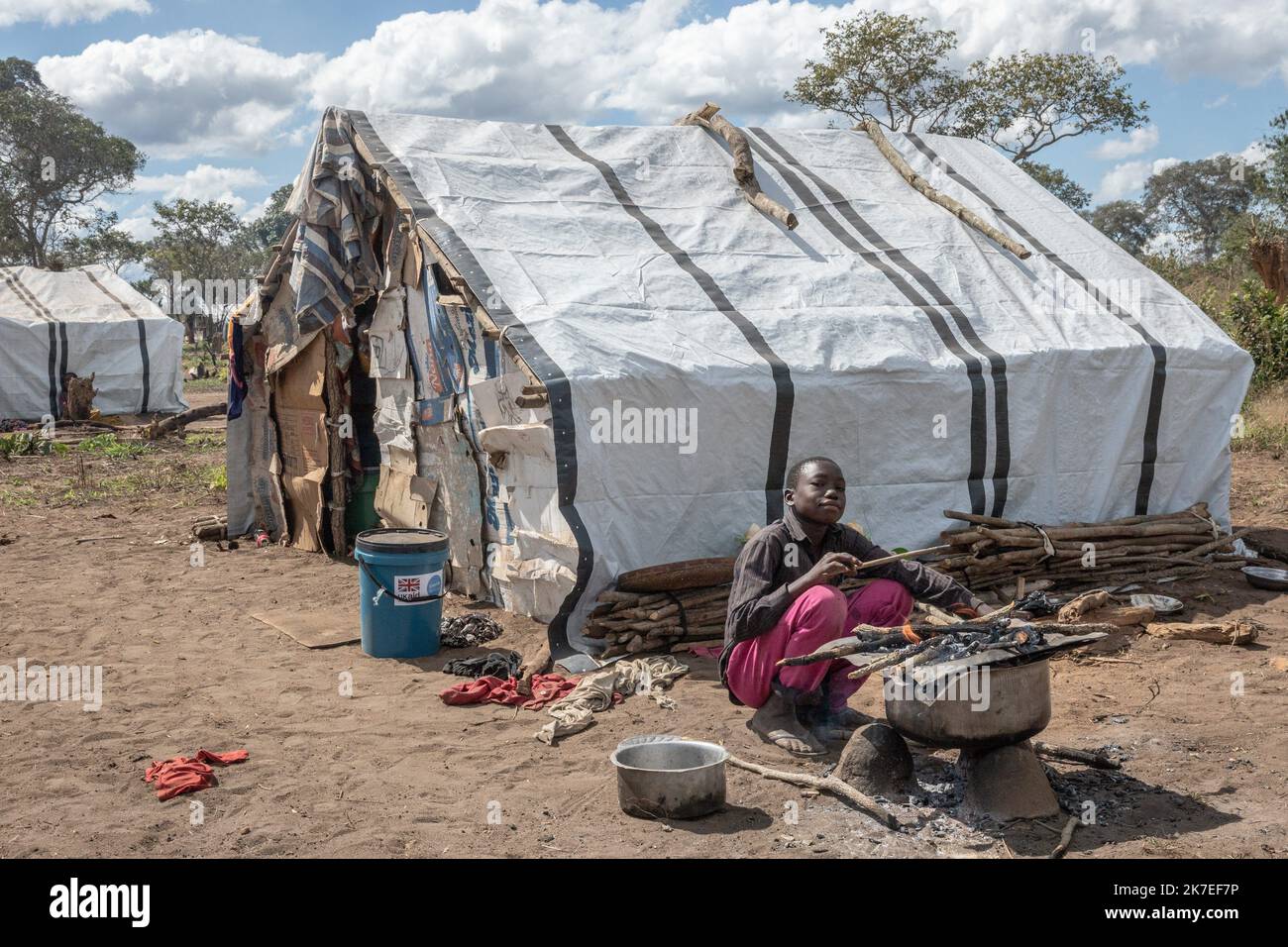 ©Chris Huby / le Pictorium/MAXPPP - Chris Huby / le Pictorium - 29/6/2021 - Mozambique / Cabo Delgado / Mueda - Mozambique / Cabo Delgado / quartier Mueda / Camp de reolcation Eduardo Mondlane / les centaines de deplaces sont installées ici sur ce terrain alloue par le gouvernement. Le camp est le pré mais s'organise grâce aux différentes ONG. / 29/6/2021 - Mozambique / Cabo Delgado / Mueda - Mozambique / Cabo Delgado / Mueda district / Eduardo Mondlane règlement / des centaines de personnes déplacées sont installés ici sur ce terrain alloué par le gouvernement. Le camp est précaire mais il est orga Banque D'Images