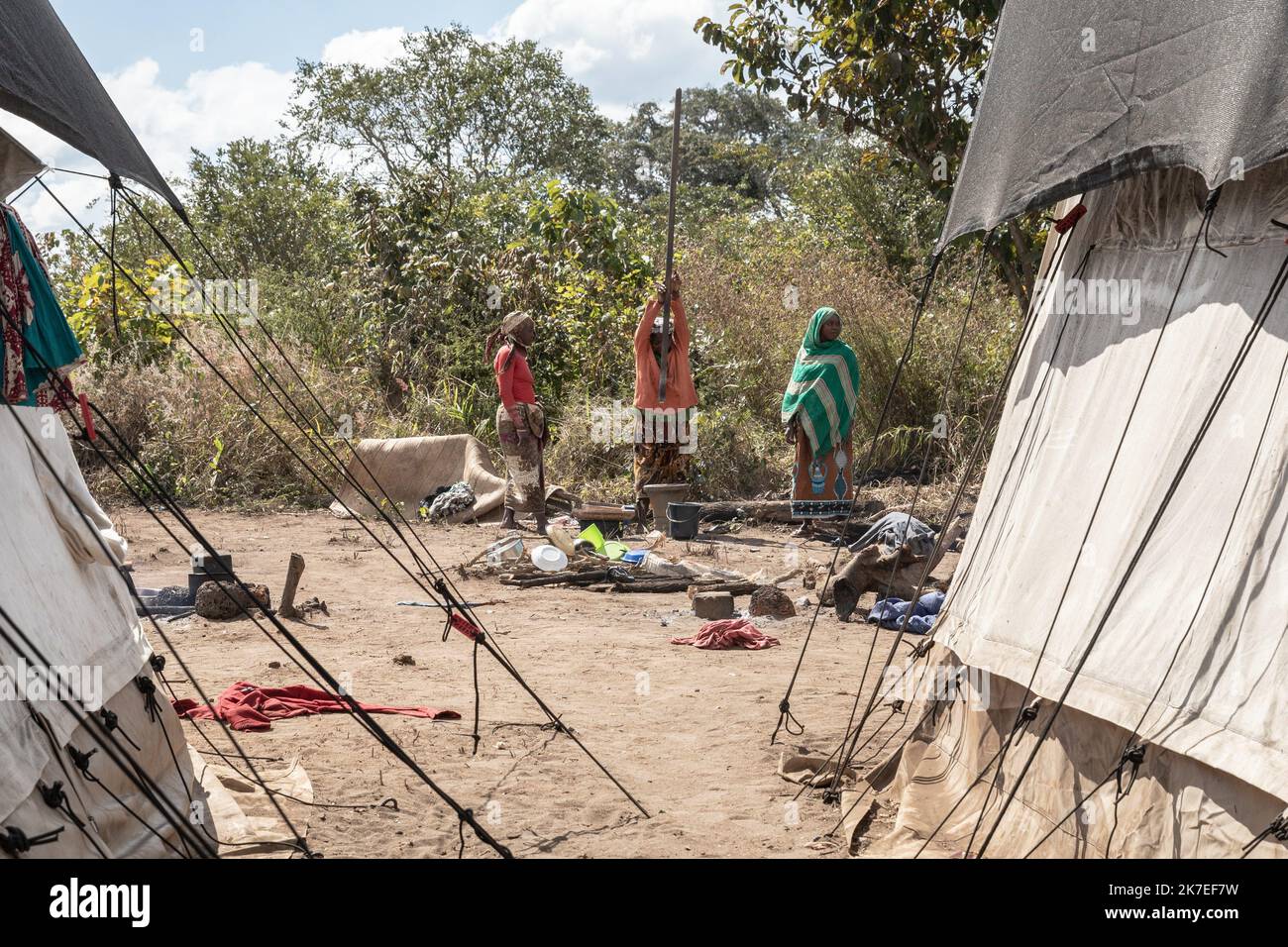 ©Chris Huby / le Pictorium/MAXPPP - Chris Huby / le Pictorium - 29/6/2021 - Mozambique / Cabo Delgado / Mueda - Mozambique / Cabo Delgado / quartier Mueda / Camp de reolcation Eduardo Mondlane / les centaines de deplaces sont installées ici sur ce terrain alloue par le gouvernement. Le camp est le pré mais s'organise grâce aux différentes ONG. / 29/6/2021 - Mozambique / Cabo Delgado / Mueda - Mozambique / Cabo Delgado / Mueda district / Eduardo Mondlane règlement / des centaines de personnes déplacées sont installés ici sur ce terrain alloué par le gouvernement. Le camp est précaire mais il est orga Banque D'Images