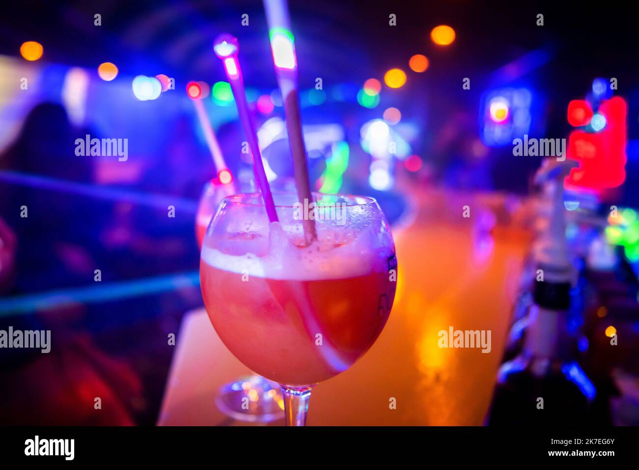 ©PHOTOPQR/LA MONTAGNE/Richard BRUNEL ; ; 01/08/2021 ; discothèques Col sanitaire, Otherside, Covid, vaccins, virus, application anti covid, masque, jeunesse, fete, alcool, qr code, boite de nuit, Clermont le 31/07/2021 photo R Brunel - pour entrer dans une discothèque française, un laissez-passer sanitaire est requis. Certains établissements offrent un contrôle à l'entrée pour ceux qui ont moins de prévoyance. Banque D'Images