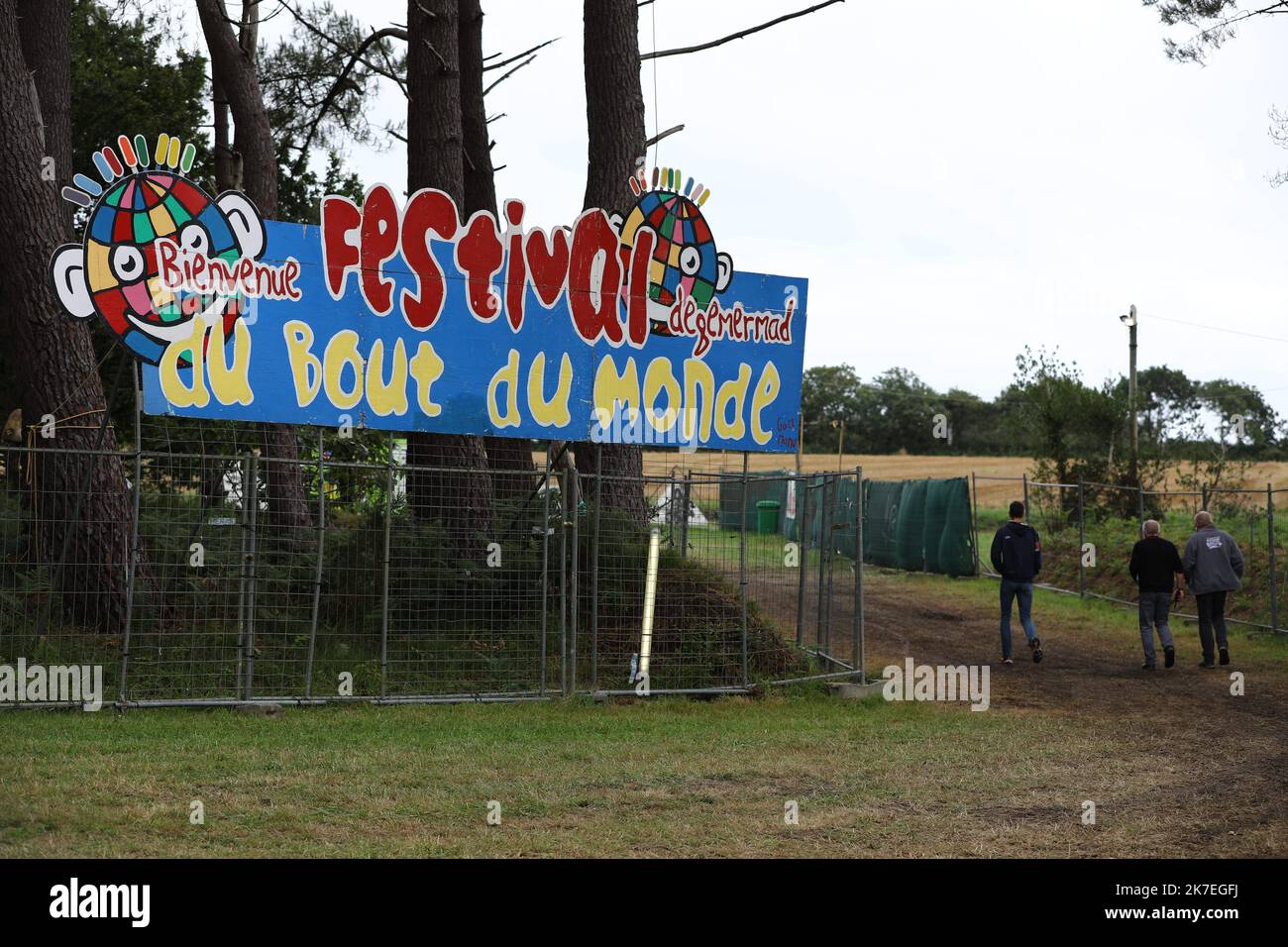 Â©PHOTOPQR/LE TÉLÉGRAMME/Lionel le Saux ; CROZON ; 05/08/2021 ; PHOTO Lionel le Saux / LE TÉLÉGRAMME. CROZON (29) : entrée des premiers festivaliers au festival les concerts du bout du monde a Crozon. - CROZON (29) : tests pour Covid-19 sur les festivaliers Banque D'Images