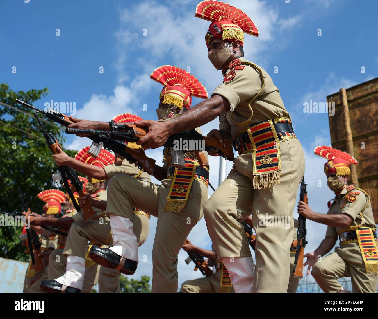 ©Abhisek Saha / le Pictorium/MAXPPP - Abhisek Saha / le Pictorium - 4/8/2021 - Inde / Tripura / Agartala - les jawans du BSF Montent la garde d'honneur devant le corps des jawans du BSF, le sous Singh-inspecteur Bhuru Singh et le gendarme Rajar, Qui ont ete tues par le NLFT (Front national de libération de Tripura), a l'aeroport de MBB. Ils seront envoyés dans leur ville natale par avion depuis Agartala. / 4/8/2021 - Inde / Tripura / Agartala - les jawans de la FSB donnent garde d'honneur au corps des jawans de la FSB, le sous-inspecteur Bhuru Singh et le gendarme Rajkumar Singh, qui a été tué par la NLFT ( Banque D'Images