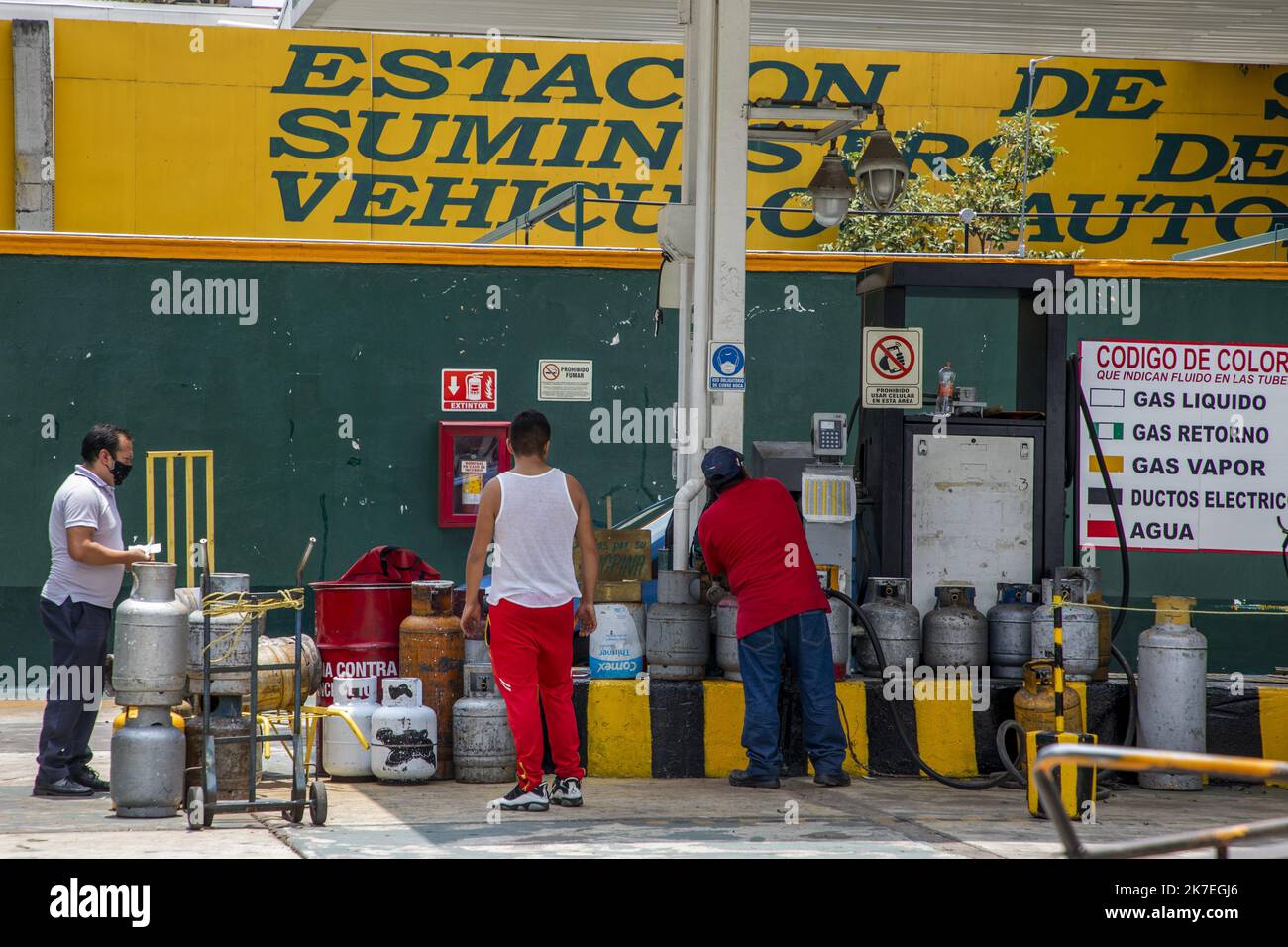 ©Jair Cabrera Torres / le Pictori/MAXPPP - Jair Cabrera Torres / le Pictorium - 4/8/2021 - Mexique / Mexique - face à la baisse des prix du gaz de liqueur de rôle, les distributeurs proteentent et ont besoin de distribution à la population, des dizaines de personnes pentent les rues pour le volet un droit ou remplier les bouteilles. / 4/8/2021 - Mexique / Mexique - face à la réduction des prix du gaz LP, les distributeurs ont protesté et cessé de distribuer à la population, des dizaines de personnes marchent dans les rues pour trouver un endroit pour remplir leurs bouteilles. Banque D'Images