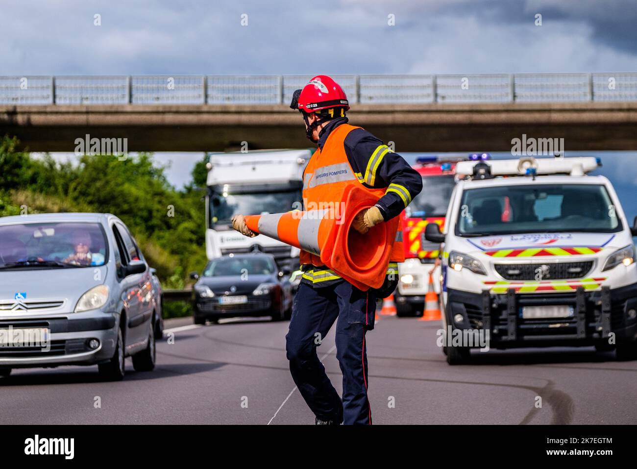 ©Arnaud BEINAT/Maxppp. 2021/08/06, Moselle, France. Un sapeurs pompiers veille à sa sécurité pendentif qu'il a installé des placettes de signalisation sur les yeux d'un accident. Banque D'Images