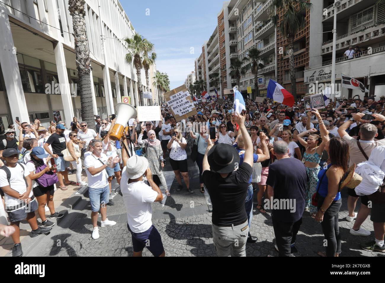 ©PHOTOPQR/NICE MATIN/Frank Muller ; Toulon ; 06/08/2021 ; antipasse de toulon anti-santé et démonstration anti-vaccin à Toulon dans le sud de la France. Banque D'Images