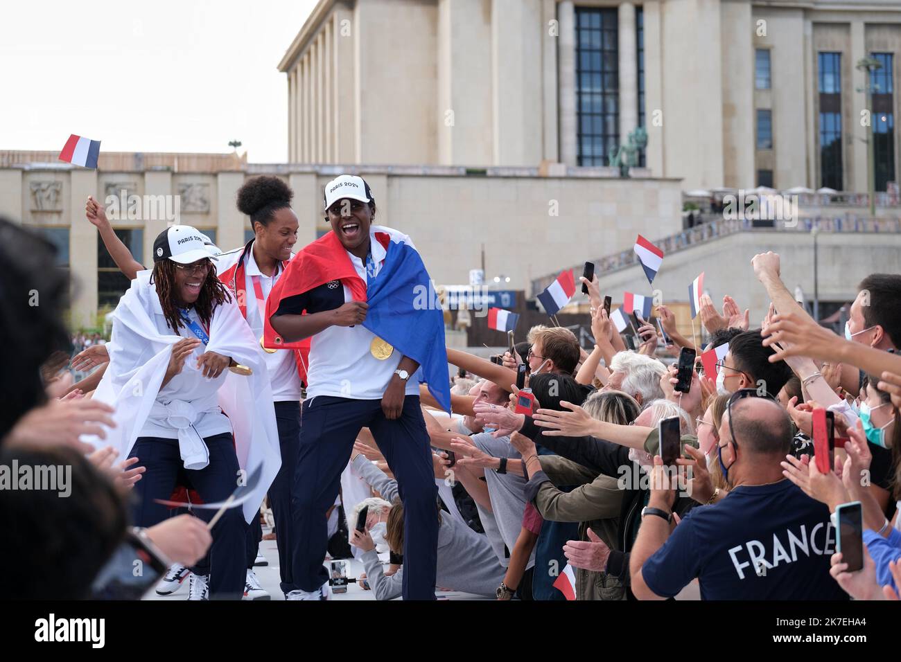 ©PHOTOPQR/LE PARISIEN/Bastien Moignoux ; Paris ; 09/08/2021 ; Paris (XVIe), France. 09/08/21. Télévision olympiques Trocadéro (collectifs sportifs). L'équipe de handball fémin. Médaillés olympiques au Trocadéro Banque D'Images