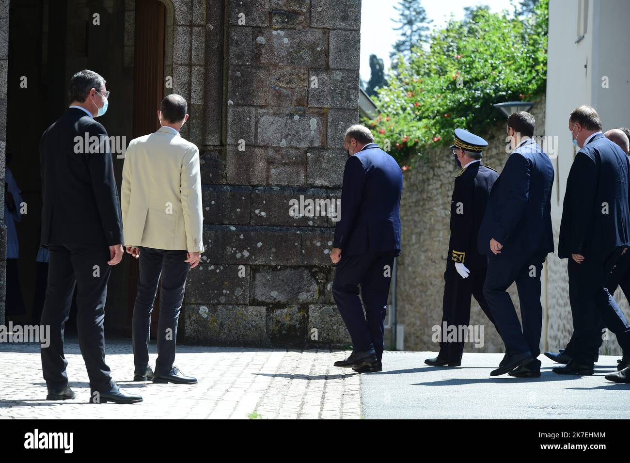 ©PHOTOPQR/Ouest FRANCE/Mathieu Pattier / Ouest-France ; Saint Laurent sur Sèvre ; 13/08/2021 ; ce vendredi à Saint Laurent sur Sèvres a lieu les obsques du prêtre Olivier le Maire assassiné Lundi. La basilique est en ligne, la présence du garde des sceaux M. Eric Dupont Moretti en tant que représentant du gouvernement est un noter. - 2021/08/13. Ce vendredi à Saint Laurent sur Sèvres se tiennent les funérailles du prêtre Olivier le Maire assassiné lundi. Le principal suspect, un demandeur d'asile manqué du Rwanda que le prêtre a accueilli, est en soins psychiatriques. Banque D'Images