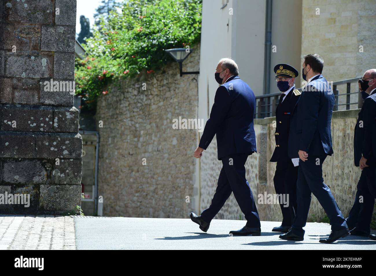 ©PHOTOPQR/Ouest FRANCE/Mathieu Pattier / Ouest-France ; Saint Laurent sur Sèvre ; 13/08/2021 ; ce vendredi à Saint Laurent sur Sèvres a lieu les obsques du prêtre Olivier le Maire assassiné Lundi. La basilique est en ligne, la présence du garde des sceaux M. Eric Dupont Moretti en tant que représentant du gouvernement est un noter. - 2021/08/13. Ce vendredi à Saint Laurent sur Sèvres se tiennent les funérailles du prêtre Olivier le Maire assassiné lundi. Le principal suspect, un demandeur d'asile manqué du Rwanda que le prêtre a accueilli, est en soins psychiatriques. Banque D'Images
