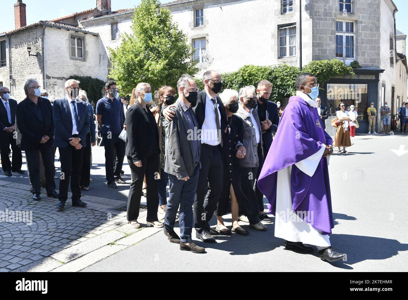 ©PHOTOPQR/Ouest FRANCE/Mathieu Pattier / Ouest-France ; Saint Laurent sur Sèvre ; 13/08/2021 ; ce vendredi à Saint Laurent sur Sèvres a lieu les obsques du prêtre Olivier le Maire assassiné Lundi. La basilique est en ligne, la présence du garde des sceaux M. Eric Dupont Moretti en tant que représentant du gouvernement est un noter. - 2021/08/13. Ce vendredi à Saint Laurent sur Sèvres se tiennent les funérailles du prêtre Olivier le Maire assassiné lundi. Le principal suspect, un demandeur d'asile manqué du Rwanda que le prêtre a accueilli, est en soins psychiatriques. Banque D'Images