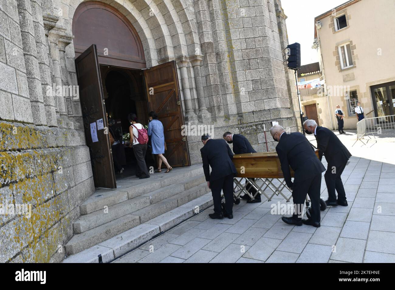 ©PHOTOPQR/Ouest FRANCE/Mathieu Pattier / Ouest-France ; Saint Laurent sur Sèvre ; 13/08/2021 ; ce vendredi à Saint Laurent sur Sèvres a lieu les obsques du prêtre Olivier le Maire assassiné Lundi. La basilique est en ligne, la présence du garde des sceaux M. Eric Dupont Moretti en tant que représentant du gouvernement est un noter. - 2021/08/13. Ce vendredi à Saint Laurent sur Sèvres se tiennent les funérailles du prêtre Olivier le Maire assassiné lundi. Le principal suspect, un demandeur d'asile manqué du Rwanda que le prêtre a accueilli, est en soins psychiatriques. Banque D'Images