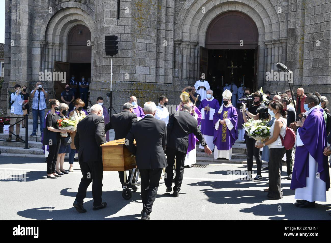 ©PHOTOPQR/Ouest FRANCE/Mathieu Pattier / Ouest-France ; Saint Laurent sur Sèvre ; 13/08/2021 ; ce vendredi à Saint Laurent sur Sèvres a lieu les obsques du prêtre Olivier le Maire assassiné Lundi. La basilique est en ligne, la présence du garde des sceaux M. Eric Dupont Moretti en tant que représentant du gouvernement est un noter. - 2021/08/13. Ce vendredi à Saint Laurent sur Sèvres se tiennent les funérailles du prêtre Olivier le Maire assassiné lundi. Le principal suspect, un demandeur d'asile manqué du Rwanda que le prêtre a accueilli, est en soins psychiatriques. Banque D'Images