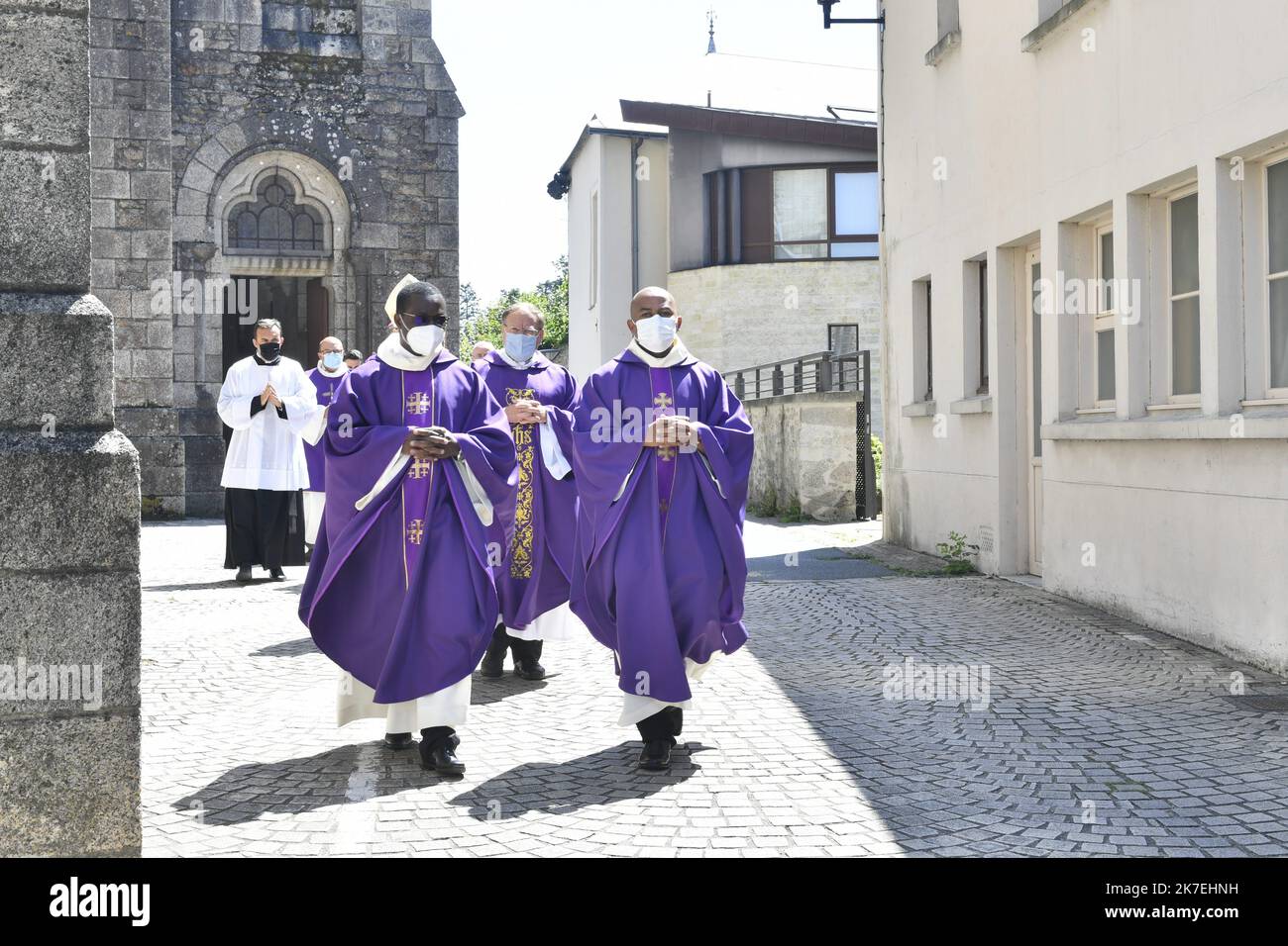 ©PHOTOPQR/Ouest FRANCE/Mathieu Pattier / Ouest-France ; Saint Laurent sur Sèvre ; 13/08/2021 ; ce vendredi à Saint Laurent sur Sèvres a lieu les obsques du prêtre Olivier le Maire assassiné Lundi. La basilique est en ligne, la présence du garde des sceaux M. Eric Dupont Moretti en tant que représentant du gouvernement est un noter. - 2021/08/13. Ce vendredi à Saint Laurent sur Sèvres se tiennent les funérailles du prêtre Olivier le Maire assassiné lundi. Le principal suspect, un demandeur d'asile manqué du Rwanda que le prêtre a accueilli, est en soins psychiatriques. Banque D'Images