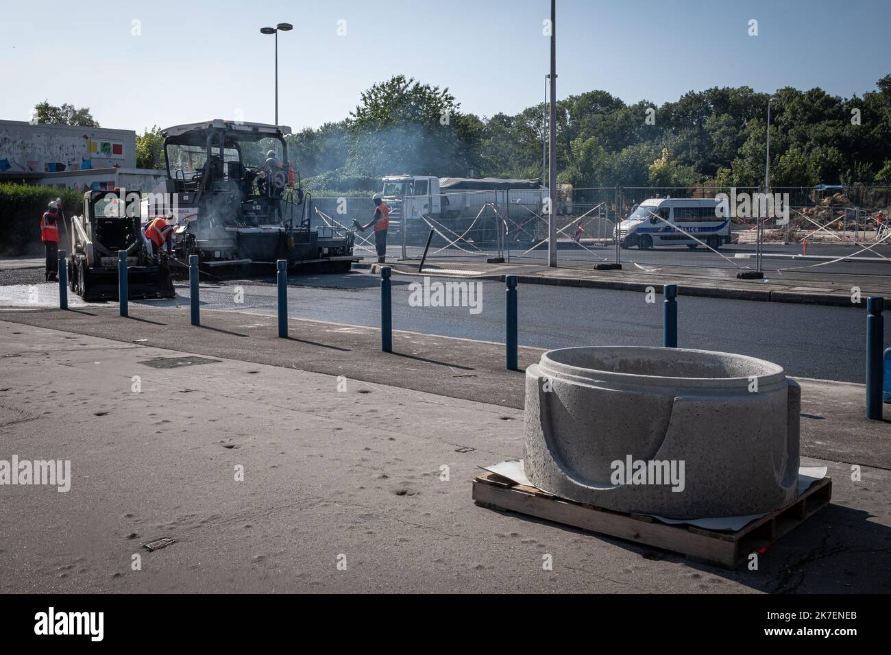 ©Olivier Donnars / le Pictorium/MAXPPP - Olivier Donnars / le Pictorium - 2/9/2021 - France / Ile-de-France / Aubervilliers - sur le parking du fort d'Aubervilliers, les travaux continus pour l'amenagement de la future piscine des JO 2024 et la future gare du Grand Paris Express. 3 mois d'occupation des Jardins d'Aubervilliers, les forces de l'ordre procedent une évacuation des militants jadistes et une destruction des installations monées par les militants. / 2/9/2021 - France / Ile-de-France (région) / Aubervilliers - le travail se poursuit sur le parking du fort d'Aubervilliers Banque D'Images