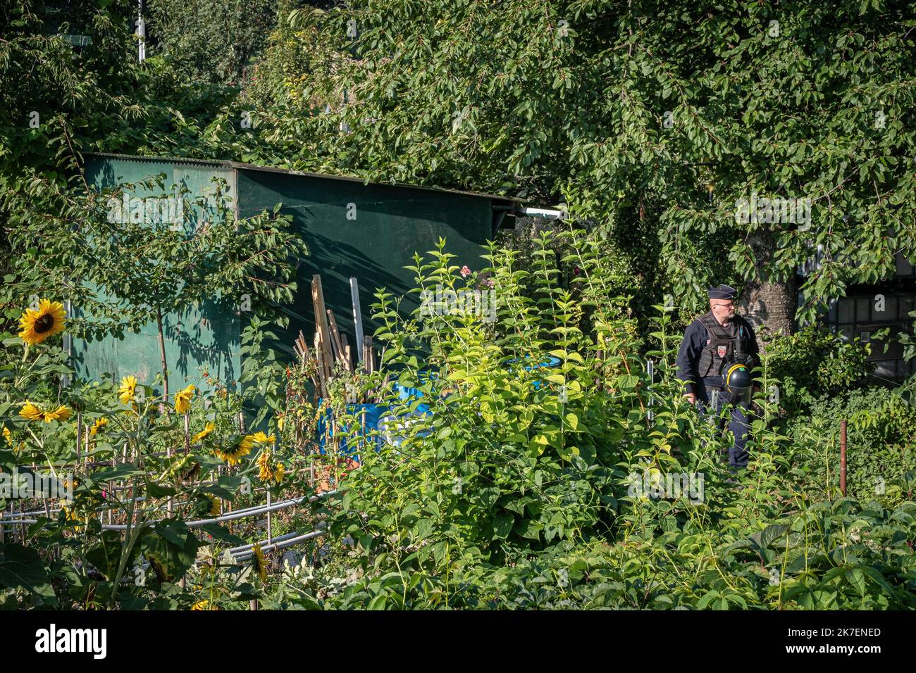 ©Olivier Donnars / le Pictorium/MAXPPP - Olivier Donnars / le Pictorium - 2/9/2021 - France / Ile-de-France / Aubervilliers - Apres 3 mois d'occupation des Jardins d'Aubervilliers, les forces de l'ordre procedent l'évacuation des militants jadistes et la destruction des militants par les installations. / 2/9/2021 - France / Ile-de-France (région) / Aubervilliers - après 3 mois d'occupation des Jardins d'Aubervilliers, les forces d'ordre ont procédé à l'évacuation des militants jadisistes et à la destruction des installations mises en place par les militants. Banque D'Images