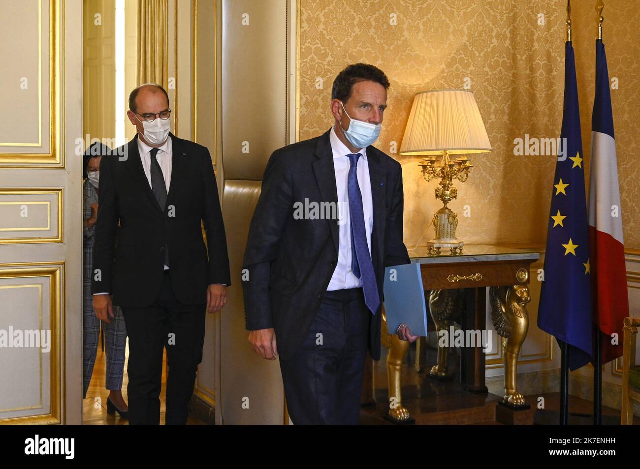 ©Julien Mattia / le Pictorium / MAXPPP - Julien Mattia / le Pictorium - 2/9/2021 - France / Ile-de-France / Paris - le Premier ministre, Jean Castex raccompagne le Président du Medef, geofroy Roux de Bezieux en fin d'entretien un hôtel de Matignon, A Paris le 2 septembre 2021 / 2/9/2021 - France / Ile-de-France (région) / Paris - le Premier ministre Jean Castex accompagne le Président de Medef, Geoffroy Roux de Bezieux, à la fin de la rencontre à l'Hôtel de Matignon à Paris sur 2 septembre 2021 Banque D'Images