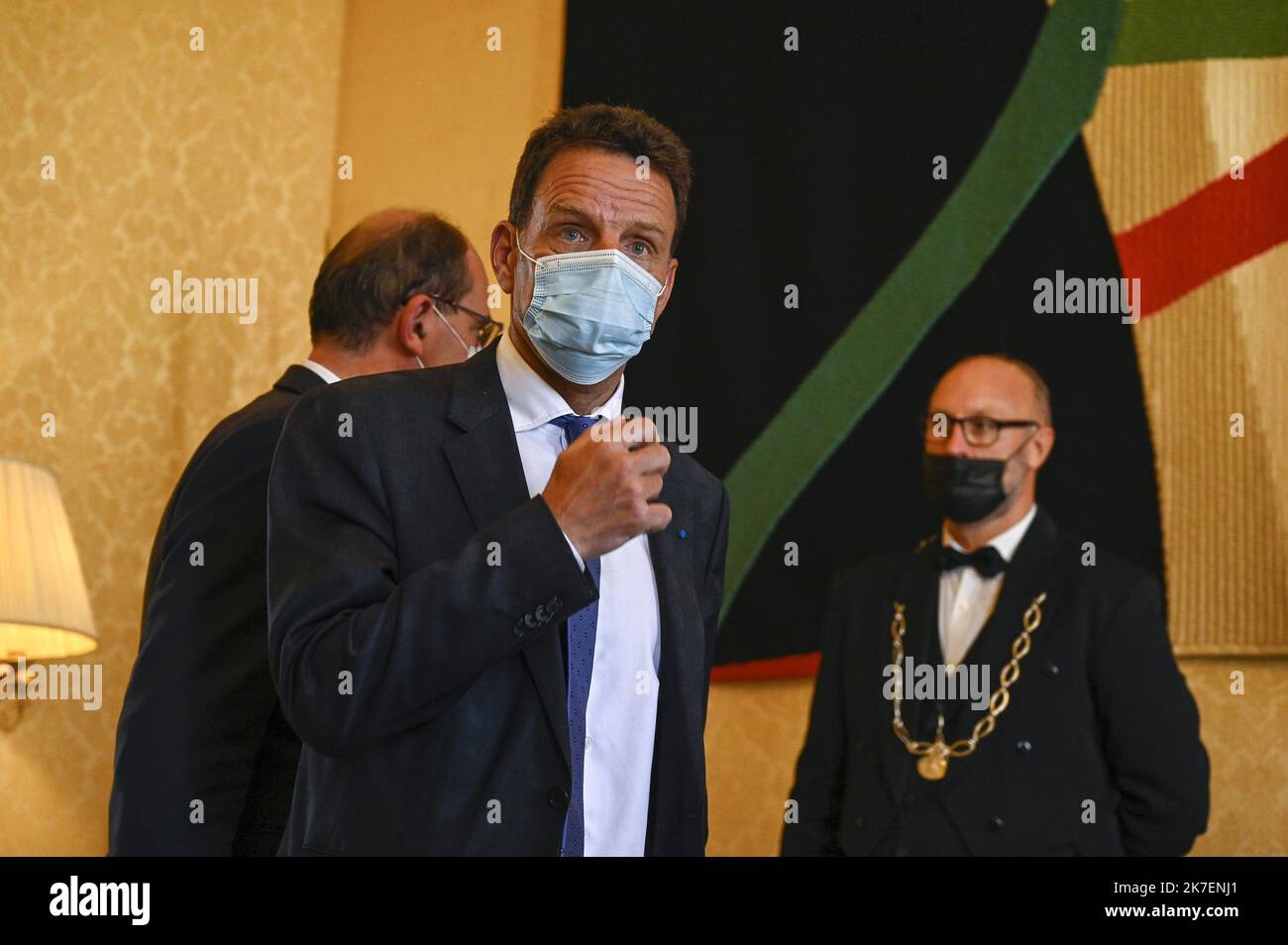 ©Julien Mattia / le Pictorium / MAXPPP - Julien Mattia / le Pictorium - 2/9/2021 - France / Ile-de-France / Paris - le Premier ministre, Jean Castex raccompagne le Président du Medef, geofroy Roux de Bezieux en fin d'entretien un hôtel de Matignon, A Paris le 2 septembre 2021 / 2/9/2021 - France / Ile-de-France (région) / Paris - le Premier ministre Jean Castex accompagne le Président de Medef, Geoffroy Roux de Bezieux, à la fin de la rencontre à l'Hôtel de Matignon à Paris sur 2 septembre 2021 Banque D'Images