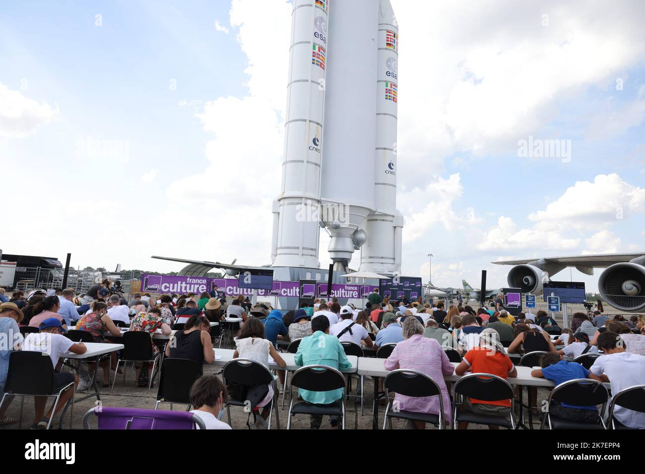 ©PHOTOPQR/LE PARISIEN/pH Lavieille ; LE BOURGET ; 05/09/2021 ; ' la dictée géante ' avec Thomas Pesquet co-organisé par le musée de l'Air , France Culture avec le soutien de l'Agence spatiale européenne.et de l'espace au Bourget. Dictée issue du livre de Marguerite Duras ' un barrage contre le Pacifique '. - 2021/09/06. 'La dictée Géante' avec Thomas Pesquet co-organisé par le Musée de l'Air , France Culture avec le soutien de l'Agence spatiale européenne. Dictée du livre de Marguerite Duras 'A Dam Against the Pacific'. Banque D'Images