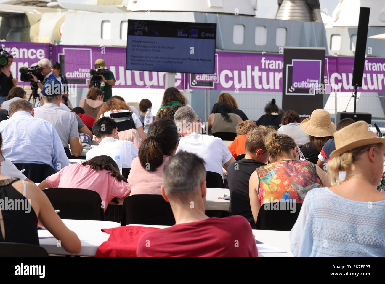 ©PHOTOPQR/LE PARISIEN/pH Lavieille ; LE BOURGET ; 05/09/2021 ; ' la dictée géante ' avec Thomas Pesquet co-organisé par le musée de l'Air , France Culture avec le soutien de l'Agence spatiale européenne.et de l'espace au Bourget. Dictée issue du livre de Marguerite Duras ' un barrage contre le Pacifique '. - 2021/09/06. 'La dictée Géante' avec Thomas Pesquet co-organisé par le Musée de l'Air , France Culture avec le soutien de l'Agence spatiale européenne. Dictée du livre de Marguerite Duras 'A Dam Against the Pacific'. Banque D'Images