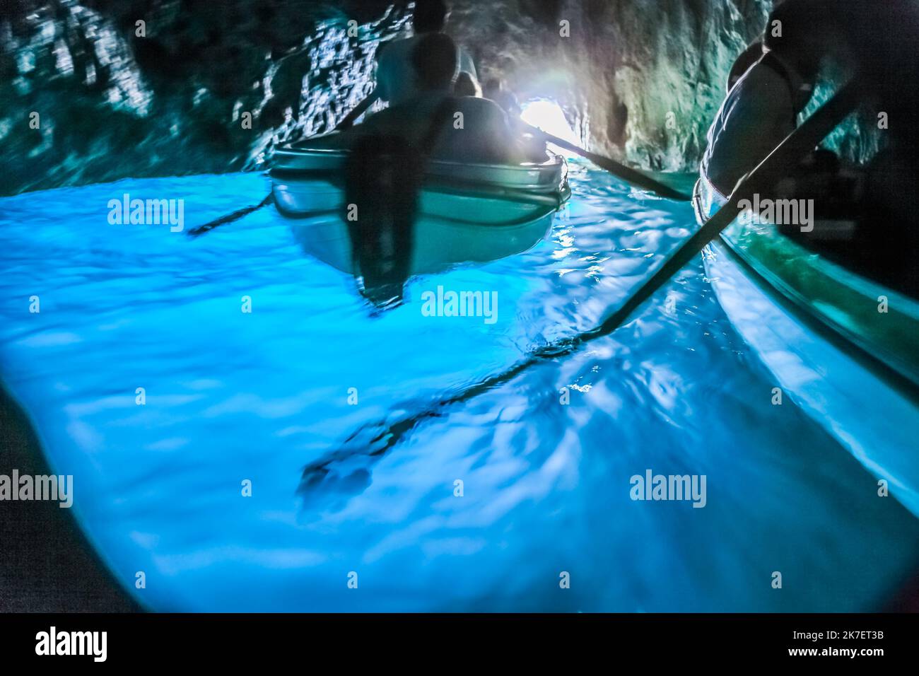 Canoës à l'intérieur d'une grotte turquoise, grotte bleue de Capri, Italie Banque D'Images