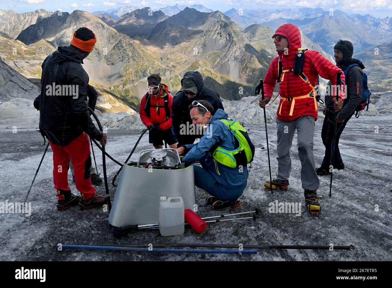 ©PHOTOPQR/OUEST FRANCE/Stéphane Geufroi ; Gavarnie ; 05/09/2021 ; le glacier d'Ossoue est un glacier des Pyrénées situé dans le massif du Vignemale, sur le versant nord de la frontière franco-espagnole dans le département des Hautes-Pyrénées. Pierre René, le glaciologue de l’Association pyrénéenne de glaciologie Moraine, assure le suivi annuel de 9 des 15 glaciers pyrénéens français, représenmotifs de l’ensemble de la chaîne.Sondages, carotages, relevés GPS, fourrages et pose de bautes, l’association Moreure et la surface glaciers. Le plus haut glacier des Banque D'Images