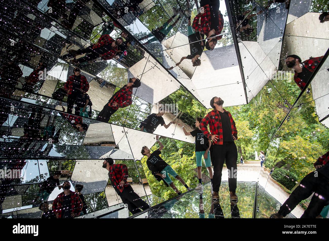 ©PHOTOPQR/PRESSE OCEAN/Olivier Lanrivain ; Nantes ; 15/09/2021 ; Scopitone. Passagers, l'œuvre immersion de Guillaume Marmin au jardin des plantes de Nantes, un kaléidoscope de 6 mètres de long dans un conteneur. Photo presse-Océan/Olivier Lanrivain - passagers, l'œuvre immersive de Guillaume Marmin au jardin des plantes de Nantes, un gigantesque kaléidoscope de 6 mètres de long dans un conteneur. Banque D'Images