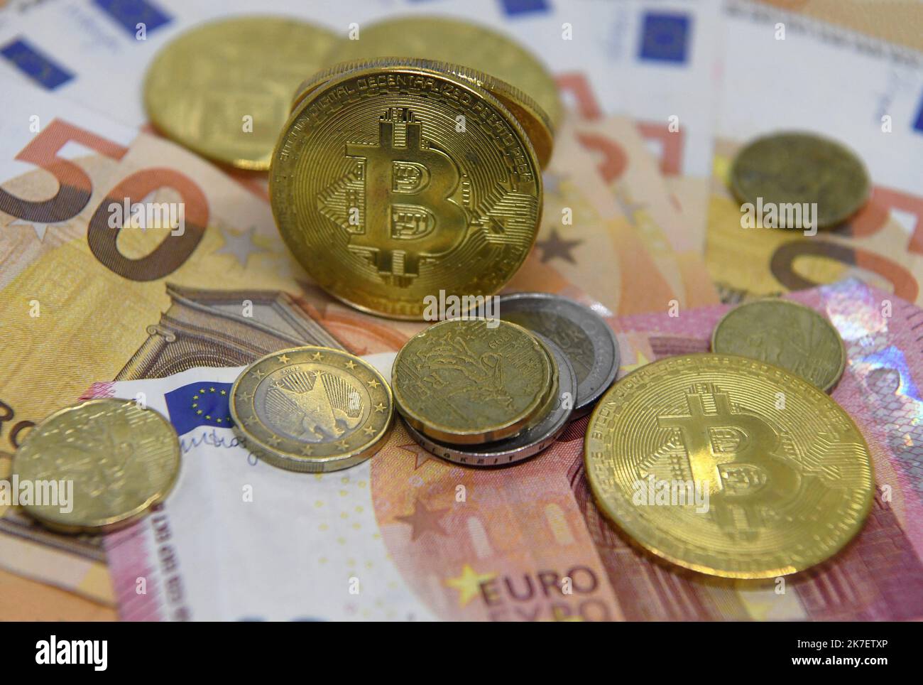 Mourad ALLILI/MAXPPP - photo illustration billet de banque de 50 euros et  la monnaie crypto BITCOIN Bitcoin vs euros Photo Stock - Alamy