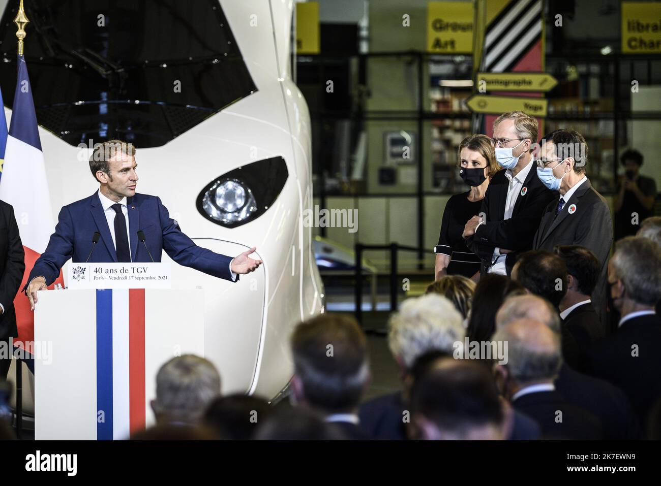 @ Pool/ELIOT BLONDT/Maxppp, France, paris, 2021/09/17 le président français Emmanuel Macron pose devant les cadres de la SNCF une réplique grandeur nature du prochain TGV à la gare de Lyon, sur 17 septembre 2021 à Paris, Lors d'une cérémonie marquant le 40th anniversaire du TGV français Banque D'Images