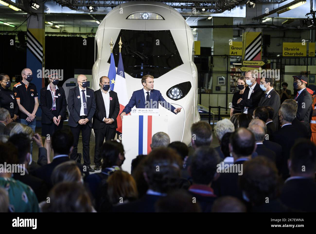 @ Pool/ELIOT BLONDT/Maxppp, France, paris, 2021/09/17 le président français Emmanuel Macron pose devant les cadres de la SNCF une réplique grandeur nature du prochain TGV à la gare de Lyon, sur 17 septembre 2021 à Paris, Lors d'une cérémonie marquant le 40th anniversaire du TGV français Banque D'Images