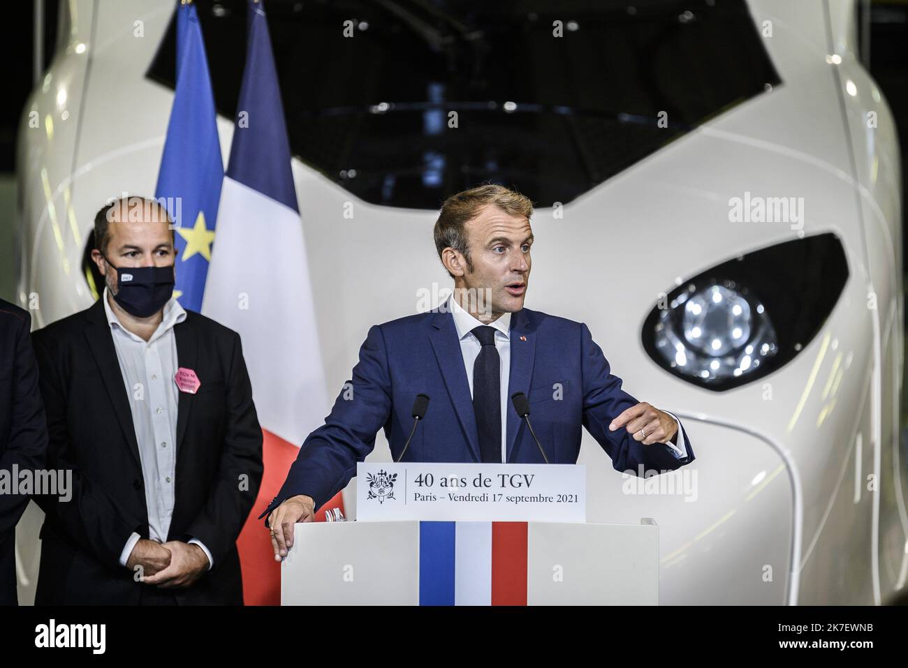 @ Pool/ELIOT BLONDT/Maxppp, France, paris, 2021/09/17 le président français Emmanuel Macron pose devant les cadres de la SNCF une réplique grandeur nature du prochain TGV à la gare de Lyon, sur 17 septembre 2021 à Paris, Lors d'une cérémonie marquant le 40th anniversaire du TGV français Banque D'Images
