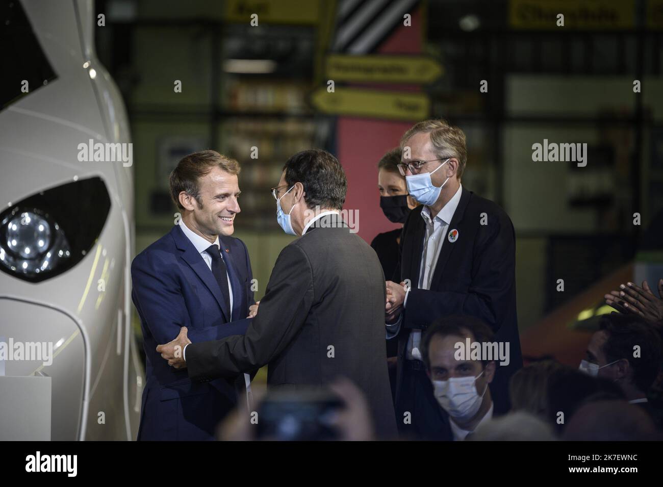 @ Pool/ELIOT BLONDT/Maxppp, France, paris, 2021/09/17 le président français Emmanuel Macron pose devant les cadres de la SNCF une réplique grandeur nature du prochain TGV à la gare de Lyon, sur 17 septembre 2021 à Paris, Lors d'une cérémonie marquant le 40th anniversaire du TGV français Banque D'Images