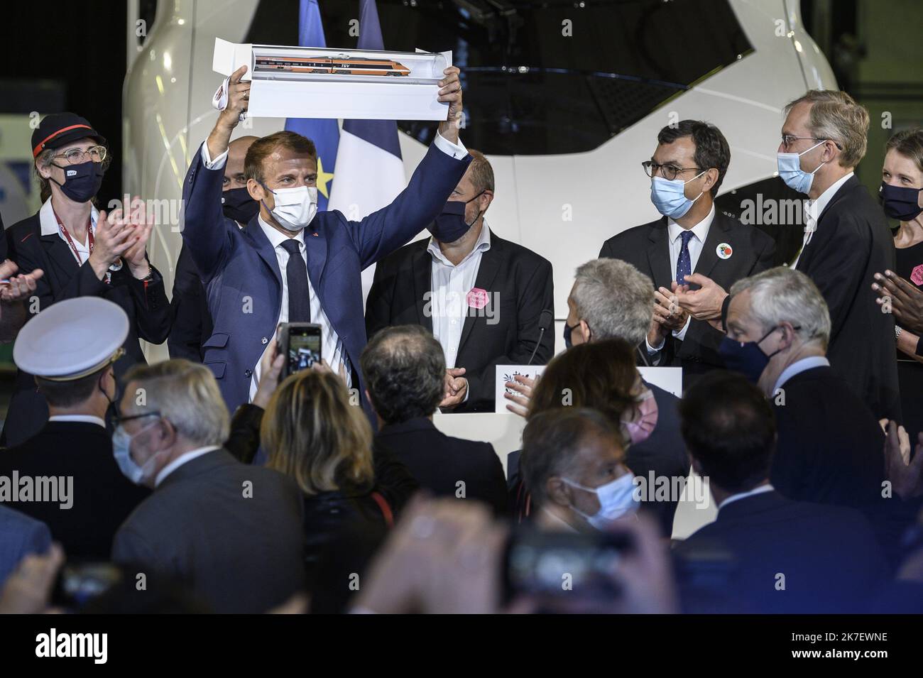 @ Pool/ELIOT BLONDT/Maxppp, France, paris, 2021/09/17 le président français Emmanuel Macron pose devant les cadres de la SNCF une réplique grandeur nature du prochain TGV à la gare de Lyon, sur 17 septembre 2021 à Paris, Lors d'une cérémonie marquant le 40th anniversaire du TGV français Banque D'Images