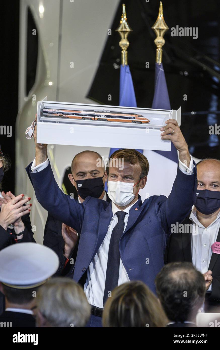 @ Pool/ELIOT BLONDT/Maxppp, France, paris, 2021/09/17 le président français Emmanuel Macron pose devant les cadres de la SNCF une réplique grandeur nature du prochain TGV à la gare de Lyon, sur 17 septembre 2021 à Paris, Lors d'une cérémonie marquant le 40th anniversaire du TGV français Banque D'Images
