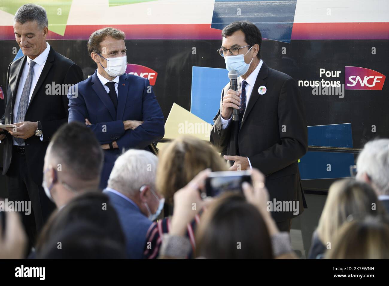 @ Pool/ELIOT BLONDT/Maxppp, France, paris, 2021/09/17 le président français Emmanuel Macron (3rdL) s'entretient avec le PDG de l'opérateur ferroviaire français SNCF Jean-Pierre Farandou (C) à la gare de Lyon, sur 17 septembre 2021 à Paris, lors d'une cérémonie marquant le 40th anniversaire du TGV français Banque D'Images