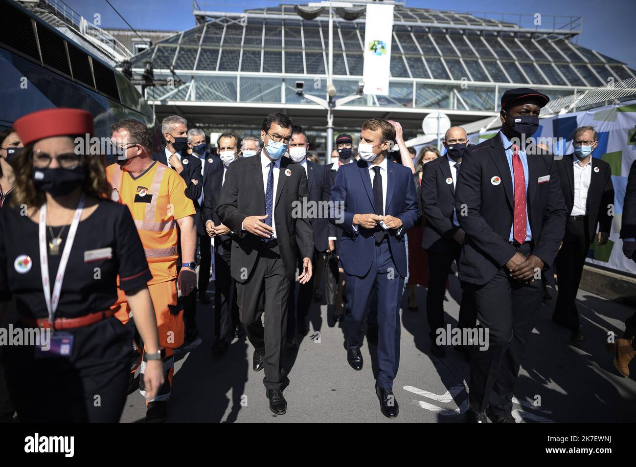 @ Pool/ELIOT BLONDT/Maxppp, France, paris, 2021/09/17 le président français Emmanuel Macron (3rdL) s'entretient avec le PDG de l'opérateur ferroviaire français SNCF Jean-Pierre Farandou (C) à la gare de Lyon, sur 17 septembre 2021 à Paris, lors d'une cérémonie marquant le 40th anniversaire du TGV français Banque D'Images