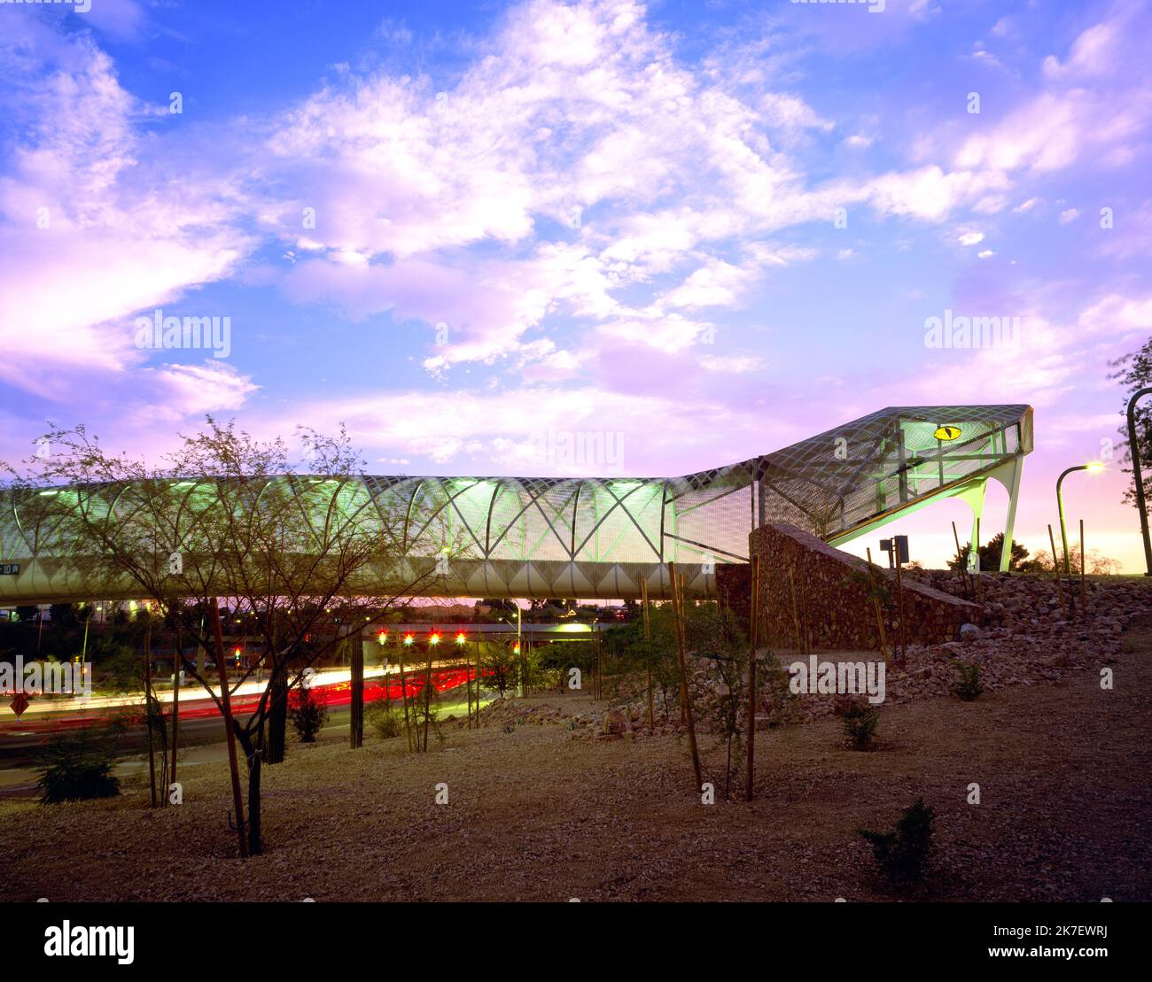 Le pont de hochet Snake traverse Broadway Blvd dans le centre-ville de Tucson, Arizona. ÉTATS-UNIS Banque D'Images