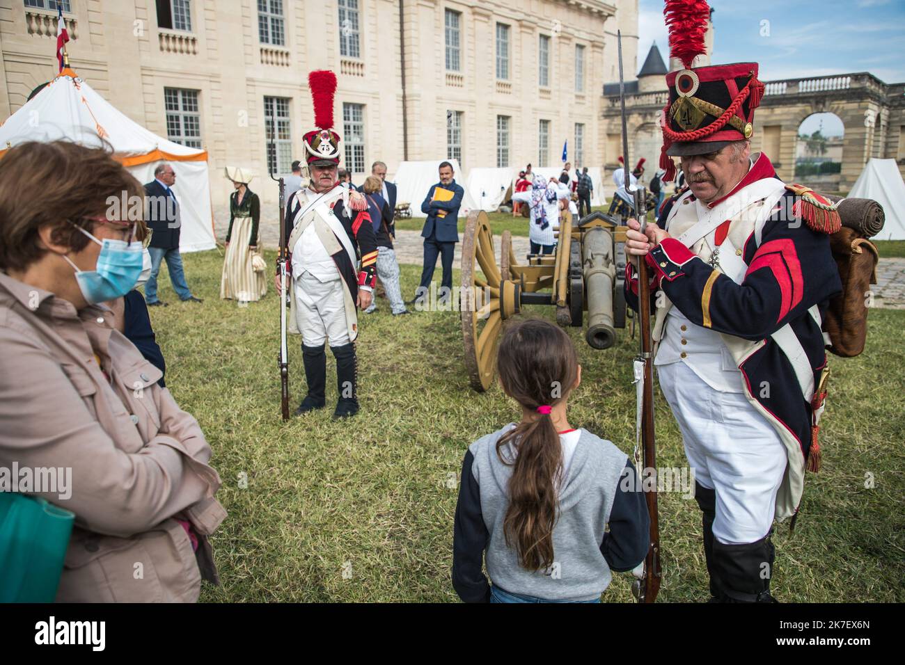 ©Christophe petit Tesson/MAXPPP - 19/09/2021 ; VINCENNES ; FRANCE - les visiteurs échangent avec les modèles en costumes de Grenadiers. Dans le cadre des JEP (Journés Européens du Patrimoine) le service historique des Armees a invité des associations de constitutions historiques de la période napoléonienne un tenir un bivouac ouvert au public dans la cour du Château de Vincennes. Dans le cadre de la JEP (Journées européennes du patrimoine), le service historique des Forces armées a invité des associations de reconstitutions historiques de la période napoléonienne à tenir un bivouac ouvert au public Banque D'Images