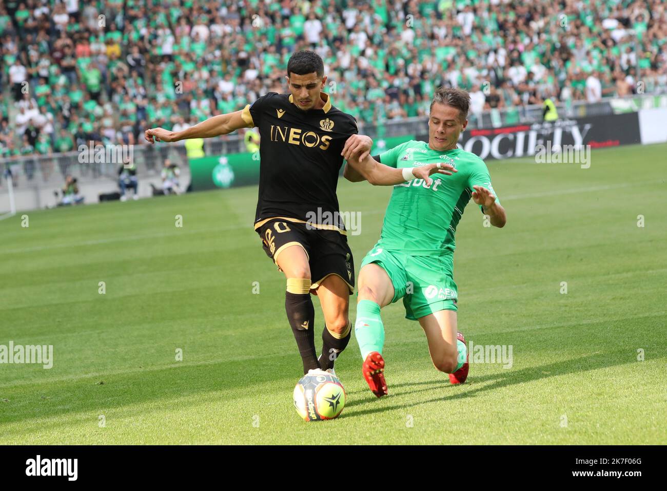 Thierry Larret / MAXPPP. Ligue de football 1 Uber Eats. Association sportive de Saint-Etienne contre Olympique Gymnaste Club Nice. Le 25 septembre 2021, Stade Geoffroy-Guichard, Saint-Etienne (42). Romain HAMOUMA (ASSE) Youcef ATAL (NIC) Banque D'Images