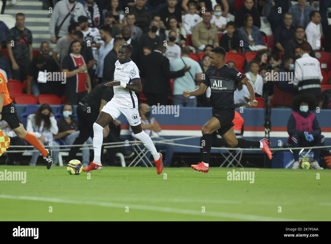 ©Sébastien Muylaert/MAXPPP - Salomon Sambia de Montpellier pendant le match de la Ligue 1 entre Paris Saint-Germain et Montpellier HSC au Parc des Princes à Paris, France. 25.09.2021 Banque D'Images