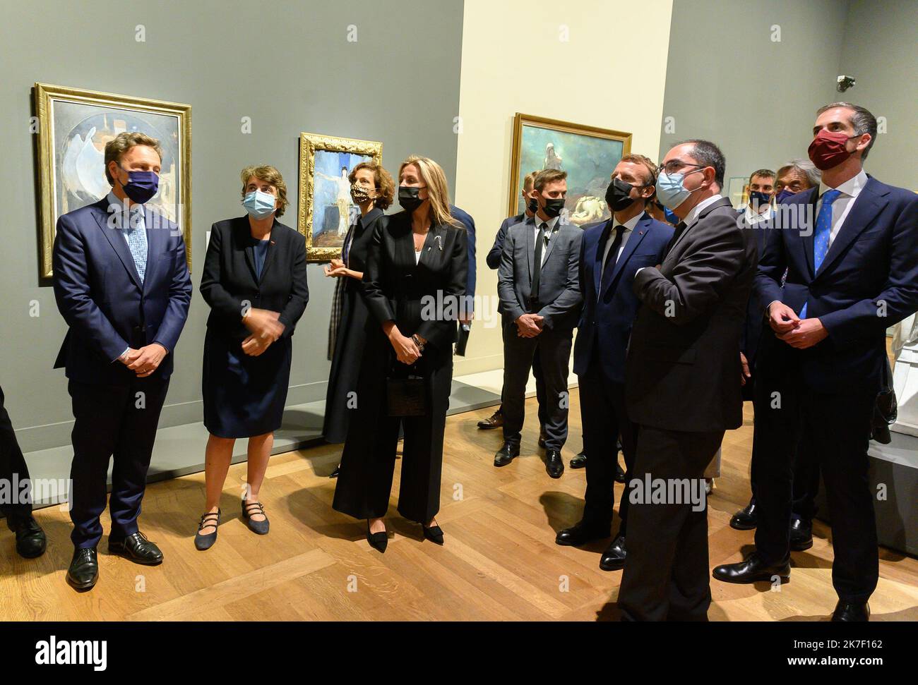 @ Pool/ Jacques Witt /Maxppp, France, Paris, 2021/09/28 Stephane Bern, invité Audrey Azoulay, Mareva Grabowski Mitsotakis, invité Emmanuel Macron, Jean-Luc Martinez et invité. Le président français Emmanuel Macron et le Premier ministre grec Kyriakos Mitsotakis visitent l'exposition Paris-Athènes, naissance de la Grèce moderne au musée du Louvre. Paris Banque D'Images