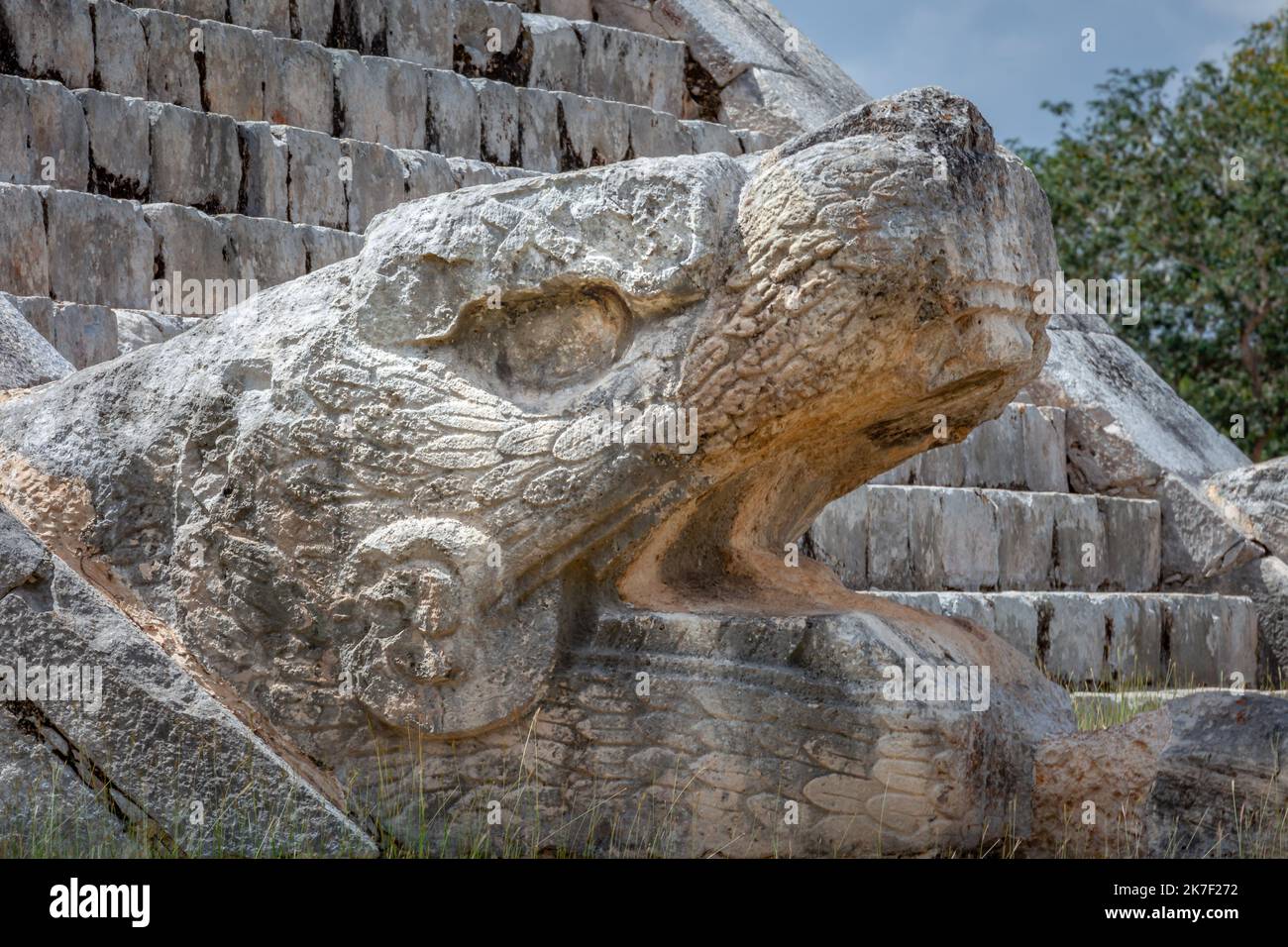 Chef du dieu maya Kukulcan, pyramide El Castillo à Chichen Itza, Yucatan, Mexique Banque D'Images