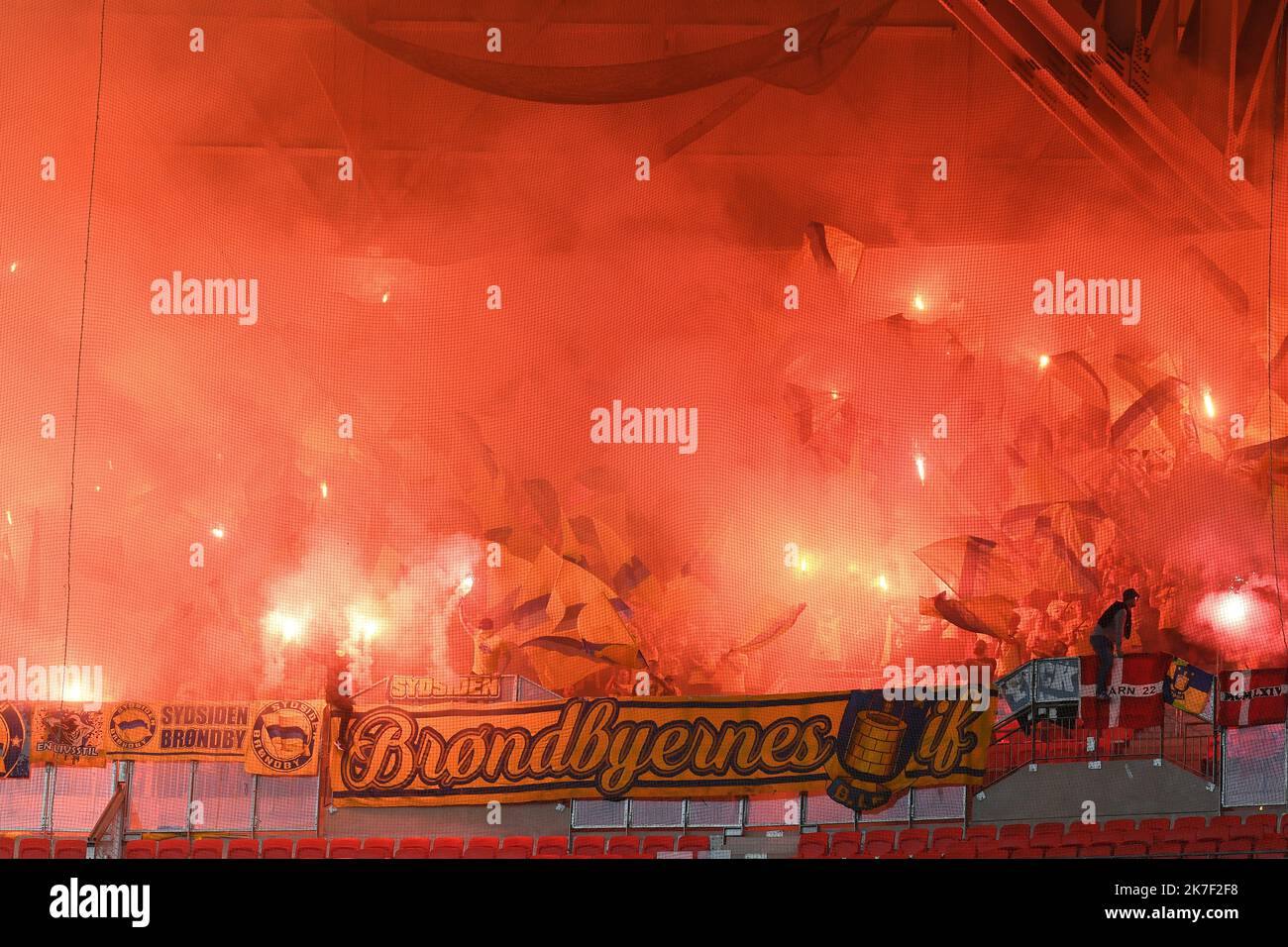 ©Mourad ALLILI/MAXPPP - supporters Brondby IF pendant l'UEFA Europa Ligue un match de football entre l'Olympique Lyonnais et Brondby IF au stade Groupama de Decines-Charpieu près de Lyon, dans le centre-est de la France sur 30 septembre 2021. Banque D'Images