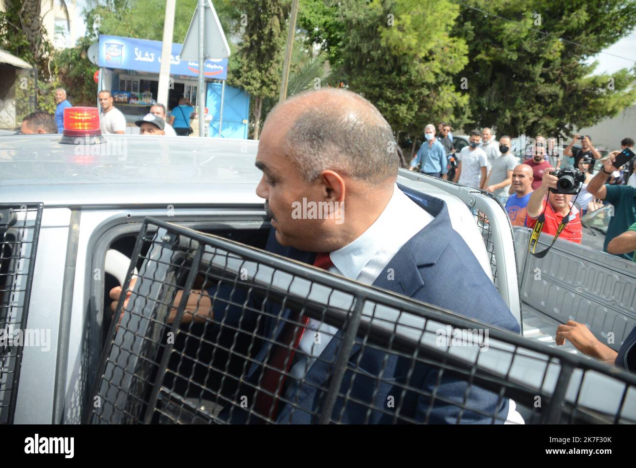 ©Yassine Mahjoub/MAXPPP - le député Mohamed Goumani du parti islamique Ennahda s'est présenté avec deux autres députés accompagnés d'un notaire devant le siège du Parlement à Bardo qui a été chassé par les partisans du président et évacué par la police ... . Jusqu'à présent, 90 députés ont signé la déclaration demandant la reprise des travaux parlementaires début octobre et demandant au reste des députés de reprendre les activités parlementaires. Le Président tunisien a décidé que 25 juillet délèguait le chef du Gouvernement Hichem Méchichi, de geler les activités de par Banque D'Images