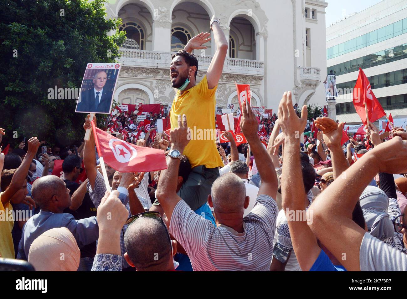 ©Yassine Mahjoub/MAXPPP - les sympathisants du Président Kais Saied organisent une manifestation en faveur du Chef d'Etat le dimanche 3 octobre sur l'avenue Habib Bourguiba au centre-ville de Tunis.photo: Yassine Mahjoub Banque D'Images