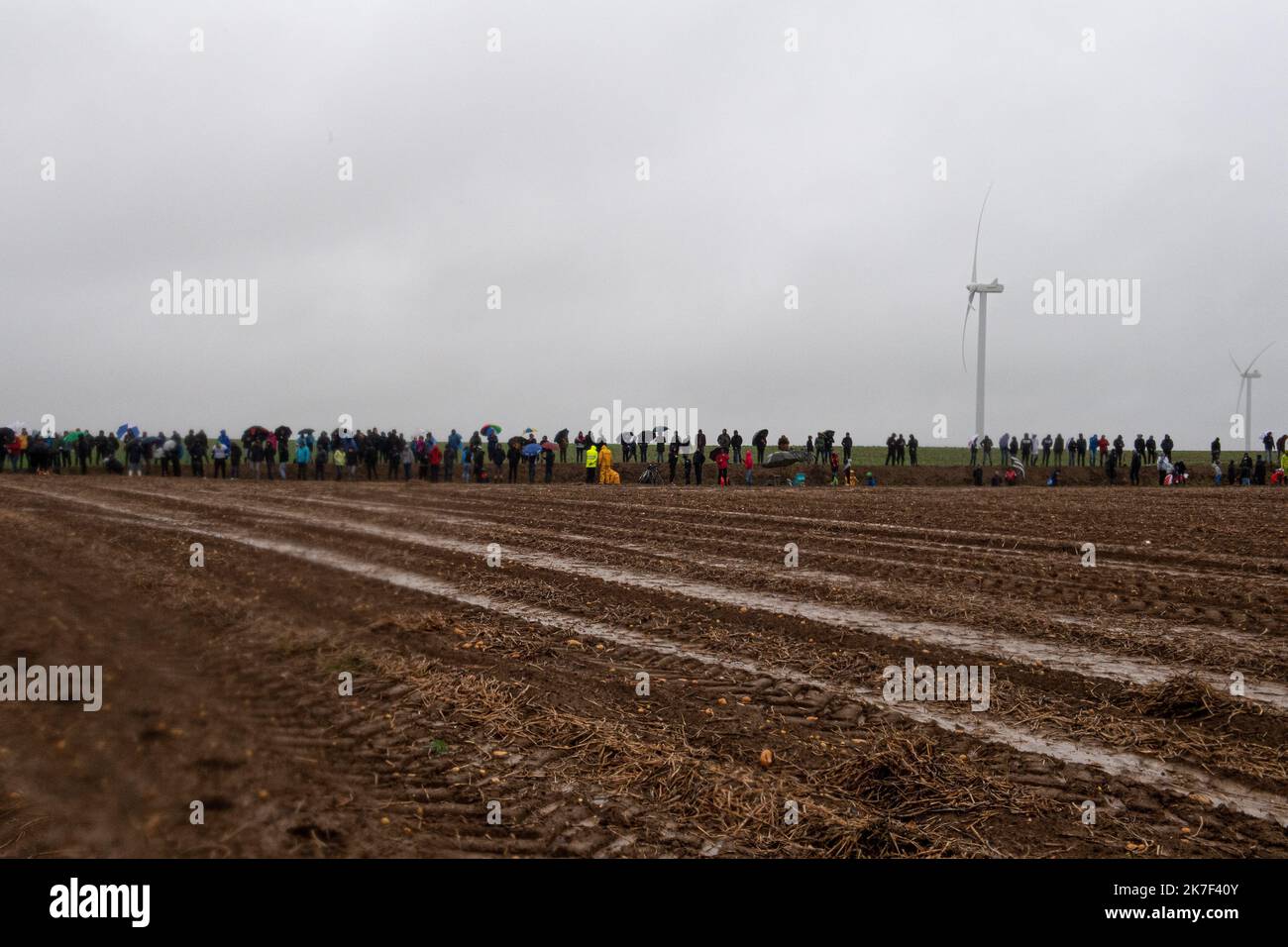 ©PHOTOPQR/VOIX DU NORD/PASCAL BONNIERE ; 03/10/2021 ; QUIEVY 3.10.2021 sport - cyclisme - course du Paris Roubaix sous la pluie , pave 28 .PHOTO PASCAL BONNIERE / LA VOIX DU NORD - course d'élite masculine de l'épreuve cycliste 'Paris-Roubaix', 257,7km de Compiègne à Roubaix, France, le dimanche 03 octobre 2021. Banque D'Images