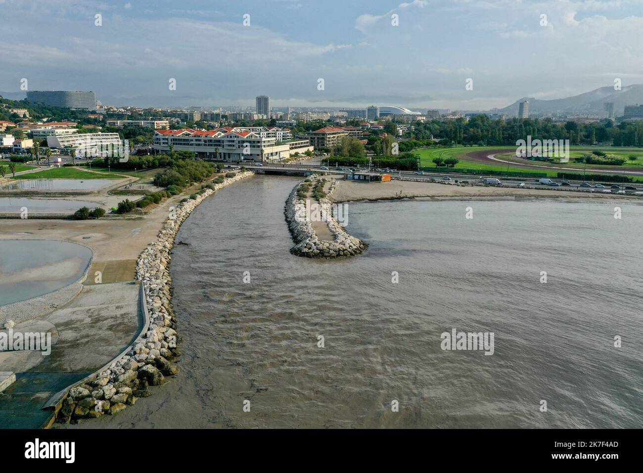 Â©PHOTOPQR/LA PROVENCE/Gilles Bader ; Marseille ; 04/10/2021 ; Inondation a Marseille, marseille vue de l'embouque de l'huveaune et ses eaux boueuses - fortes inondations dans le sud de la France, le 4th 2021 octobre mer Méditerranée à Marseille, avec des crues de boue Banque D'Images