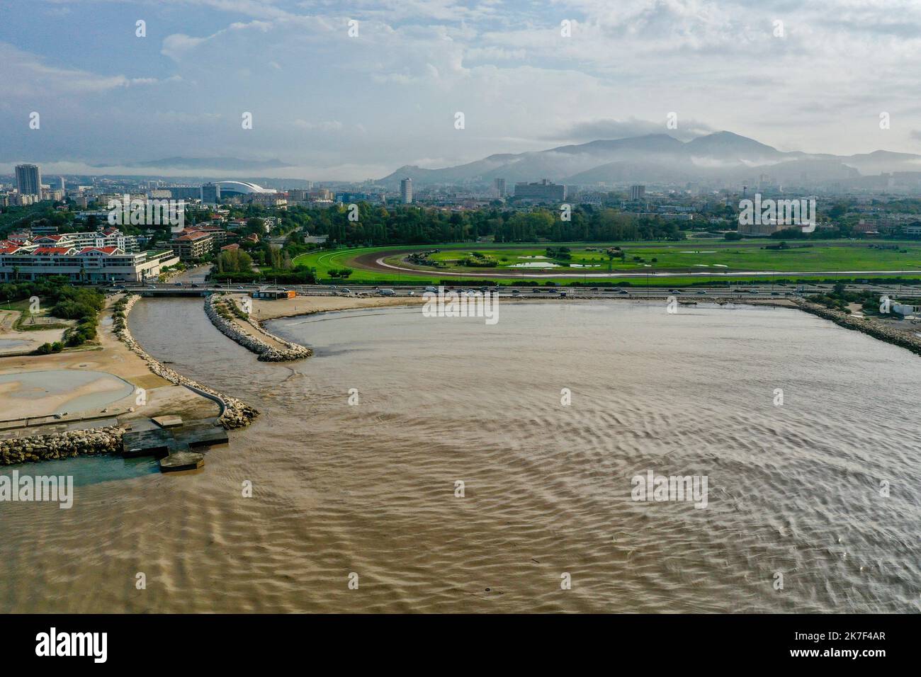 Â©PHOTOPQR/LA PROVENCE/Gilles Bader ; Marseille ; 04/10/2021 ; Inondation a Marseille, marseille vue de l'embouque de l'huveaune et ses eaux boueuses - fortes inondations dans le sud de la France, le 4th 2021 octobre mer Méditerranée à Marseille, avec des crues de boue Banque D'Images