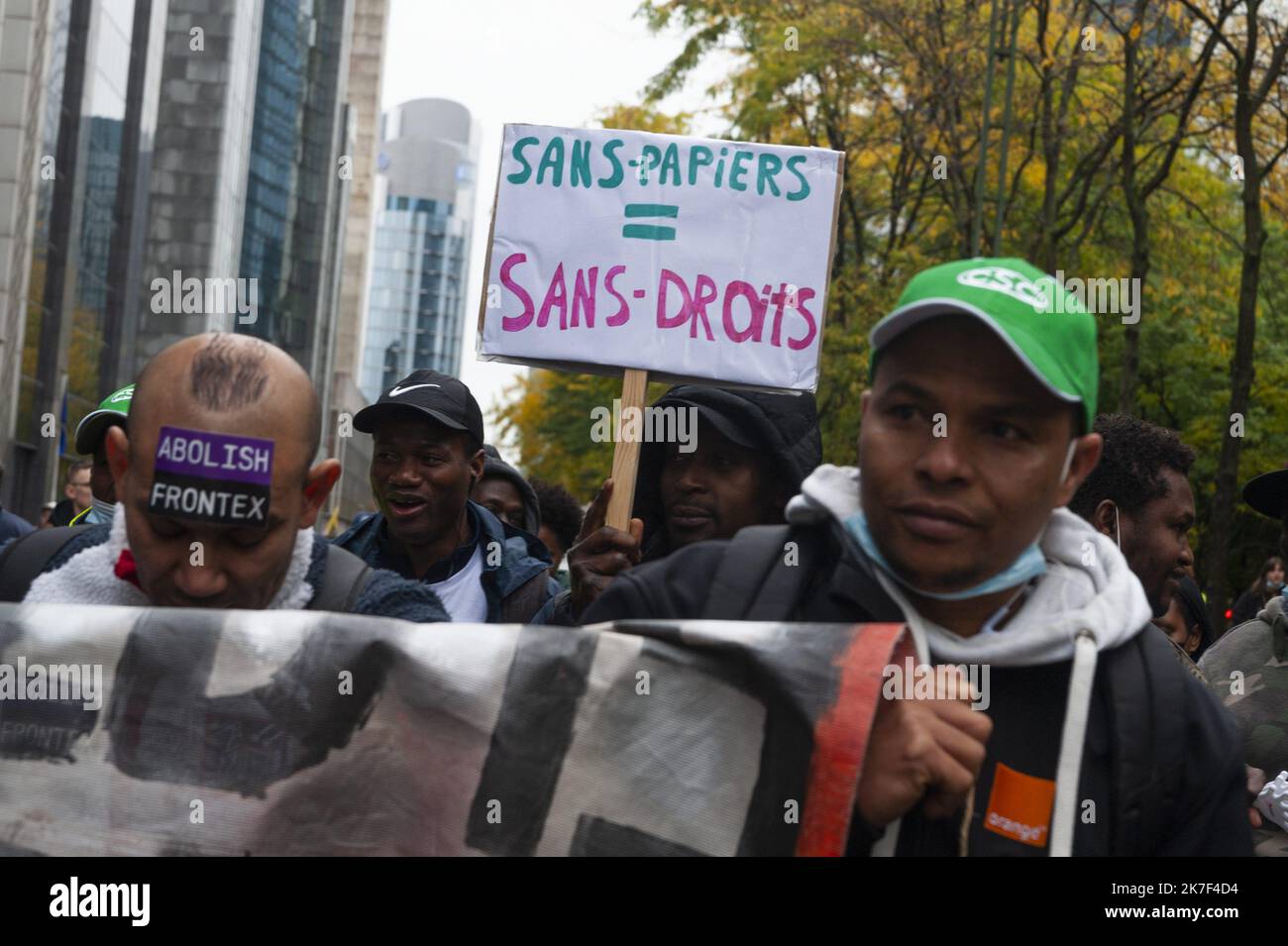 ©Nicolas Landemard / le Pictorium/MAXPPP - enrte 1600 et 2000 personnes (source police) lieux de tout le pays, ont été expulés ce jour dans la capitale belge, a l'appel de differentes organisations for apper a la régularisation des centaines de sans papas qui menent un combat pour leur régularisation depuis de nombreux mois. Banque D'Images