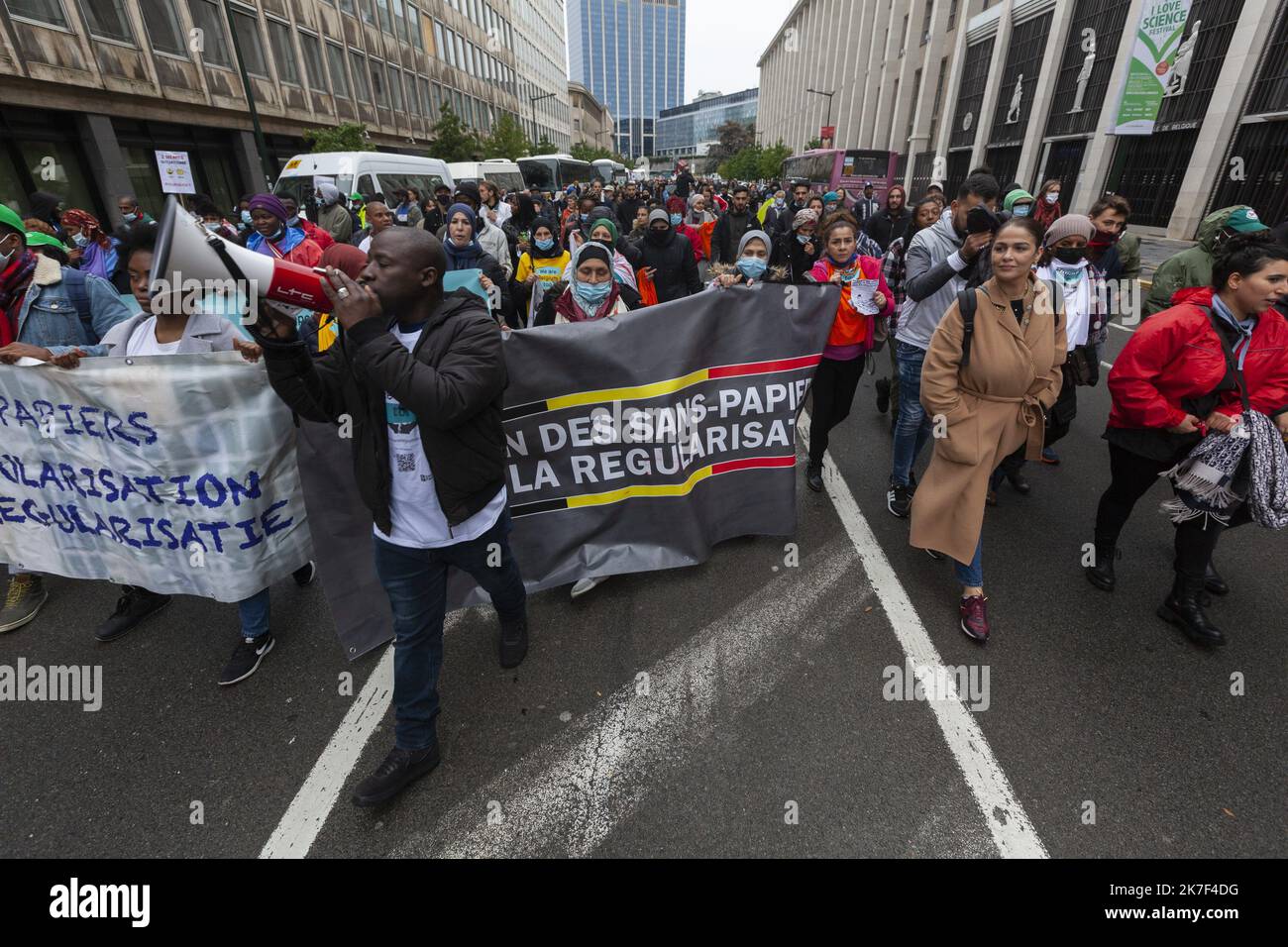 ©Nicolas Landemard / le Pictorium/MAXPPP - enrte 1600 et 2000 personnes (source police) lieux de tout le pays, ont été expulés ce jour dans la capitale belge, a l'appel de differentes organisations for apper a la régularisation des centaines de sans papas qui menent un combat pour leur régularisation depuis de nombreux mois. Banque D'Images