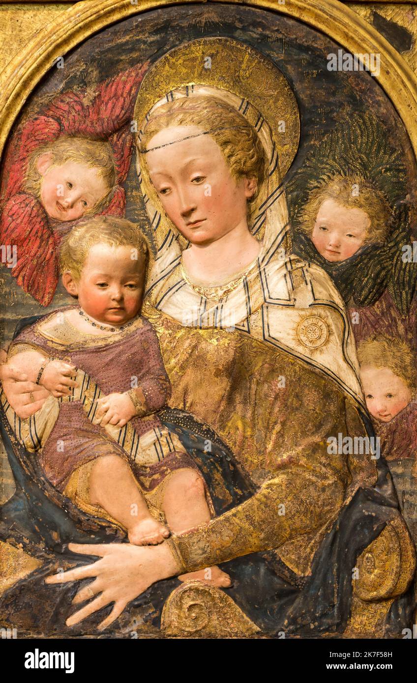 ©Active Museu/MAXPPP - ActiveMuseum 0000717.jpg / la Vierge et l'enfant avec des Anges - d'Apres un modèle de Antonio Rossellino, vers 1460 - Madonna et enfant avec anges 1460 - / Antonio Rossellino / Musée actif de la peinture / le Pictorium Angel ,Aureola (religion) ,Bas-relief ,Cherub ,enfant ,religion ,Sculpture ,verticale ,Vierge à l'enfant ,Bois (matériel) ,Jésus Christ ,Marie (mère de Jésus) ,XVème siècle ,Antonio Rossellino ,peinture Banque D'Images