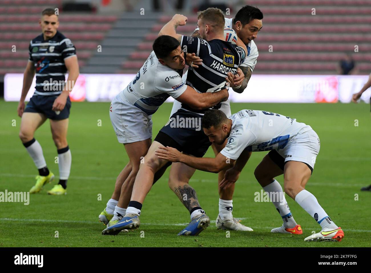 ©PHOTOPQR/LA DEPECHE DU MIDI/VALENTINE CHAPUIS ; TOULOUSE ; 10/10/2021 ; RUGBY XIII SAISON 2021 2022 / FINALE DE CHAMPIONNAT / LE TOULOUSE OLYMPIQUE À XIII ( MAILLOT BLANC ) A RECU FEATHERSTONE ROVERS STADE ERNEST WALLON / VICTOIRE AU XIII OCT 10TH 2021 XIII FINALE DU CHAMPIONNAT DE RUGBY : Toulouse vs Featherstone Rovers Banque D'Images